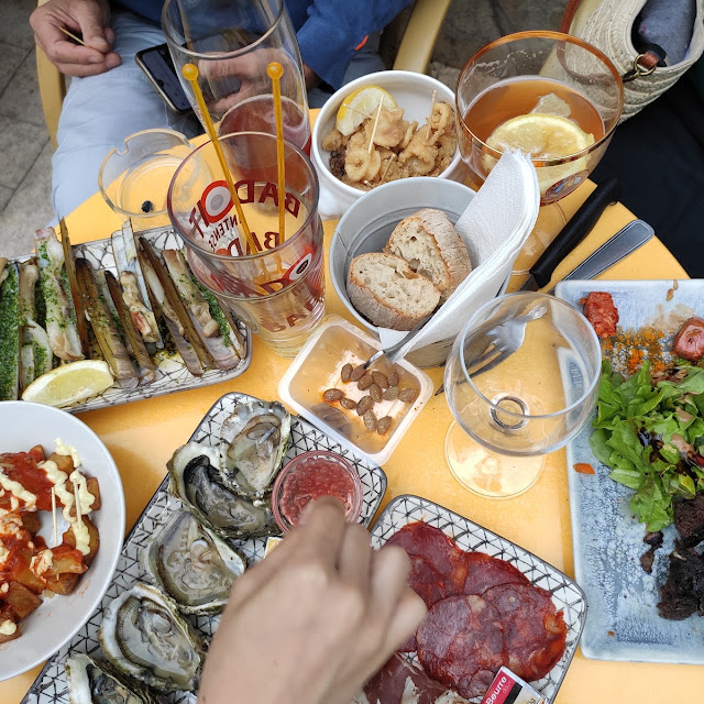 Tapas Des Vieilles Nouvelles Assiette de Couteaux Patatas Bravas Huîtres de Gruissan Charcuterie