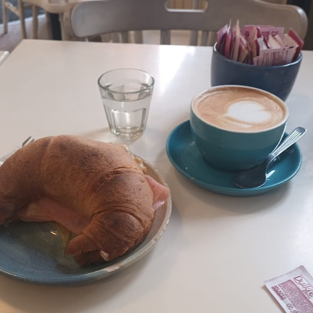 Croissant Con Jamón Y Queso Y Latte