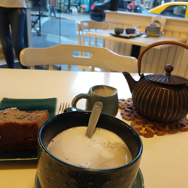 Te Con Leche Y Pastel de Zanahorias Con Nueces
