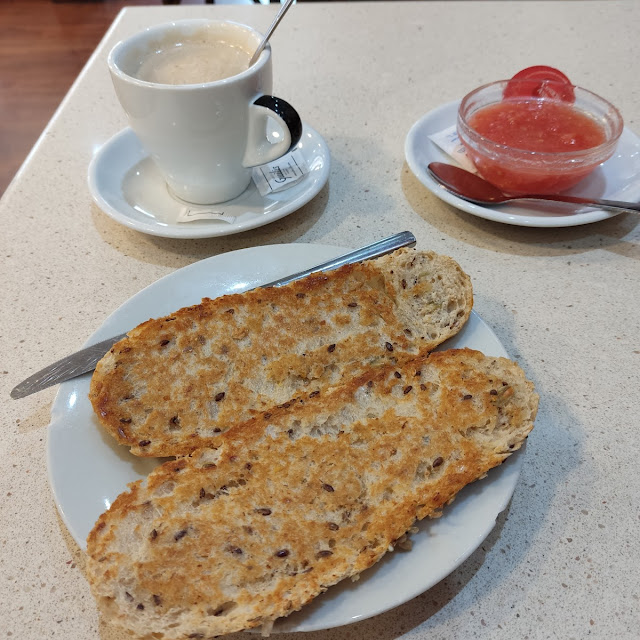 Café Y Pan Integral Con Tomate Y Aceite
