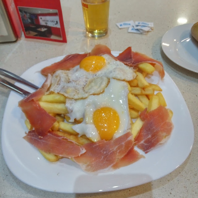 Sartén de Huevos Fritos Con Patatas Y Jamón