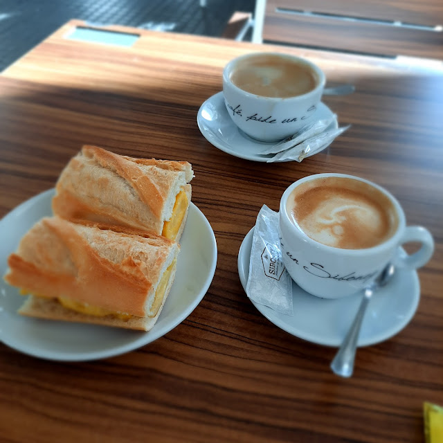 Pincho de Tortilla Y Café Con Leche