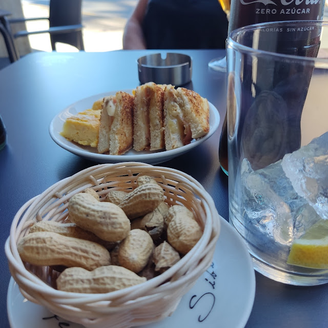Aperitivo Sándwich Y Cacahuetes