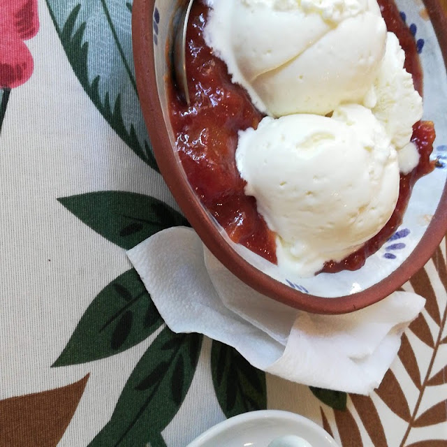 Sorvete de Queijo Com Goiabada Quente