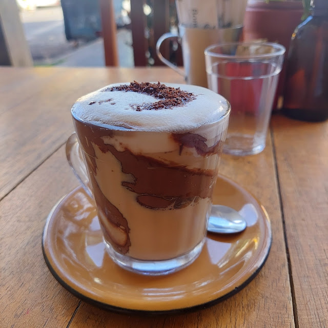 Café Com Leite E Raspas de Chocolate