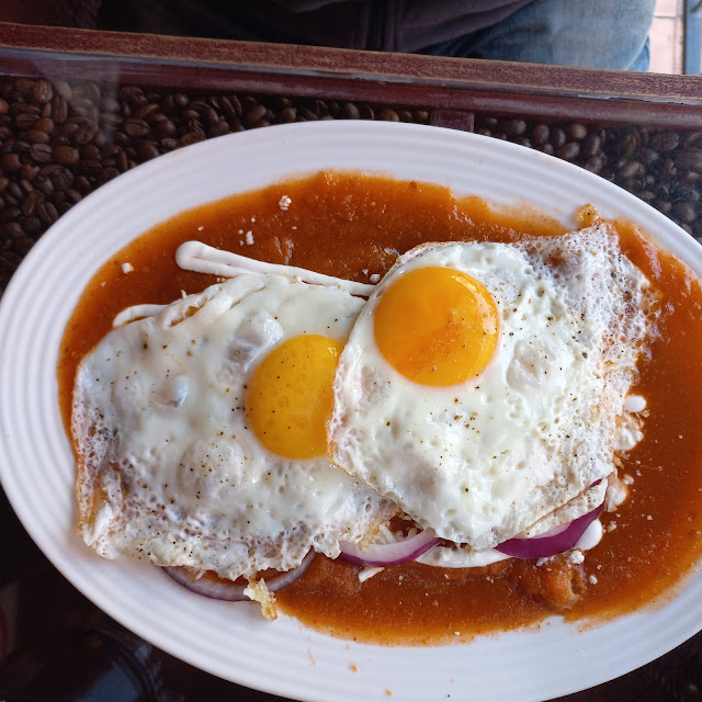 Enchiladas Suizas Rojas Con Huevo Estrellado