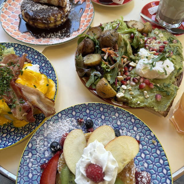 Œuf Benedict Saumon Pancake Bacon Pancake Chocolat Banane Pancake Caramel Banane