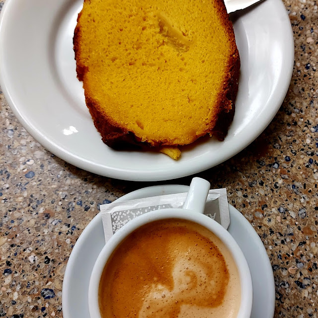 Café Descafeinado Y Bizcocho de Melocotón