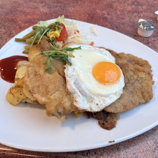 Schnitzel Paniertes Schweineschnitzel Mit Ei