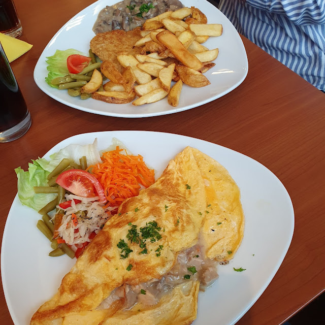 Schnitzel Mit Champignons Und Omelett Mit Würzfleisch Gefüllt