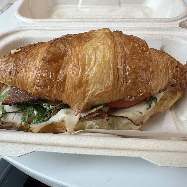 Market Club Croissant