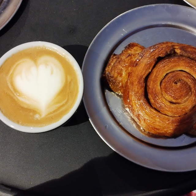 Rico Café Y Roll de Canela