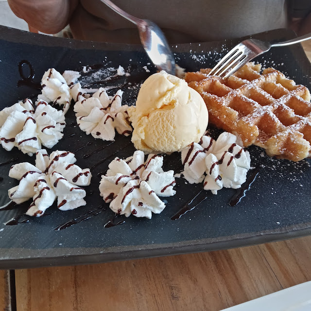 Belgische Waffel Mit Sahne Und Vanille Eis