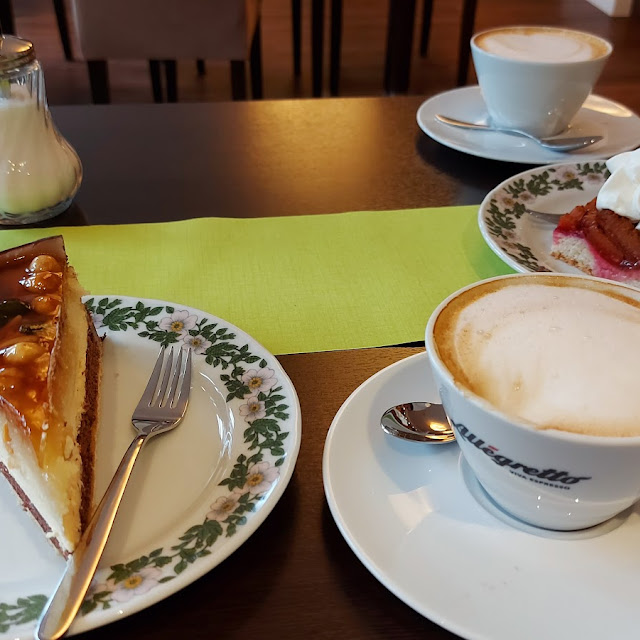 Nuss-marzipan-torte Hinten Pflaumenkuchen