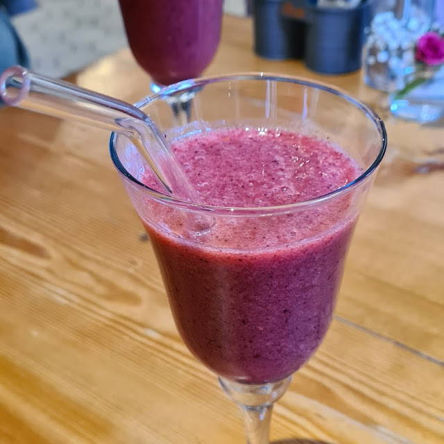 Smoothie Mit Verschiedenen Beeren Und Banane