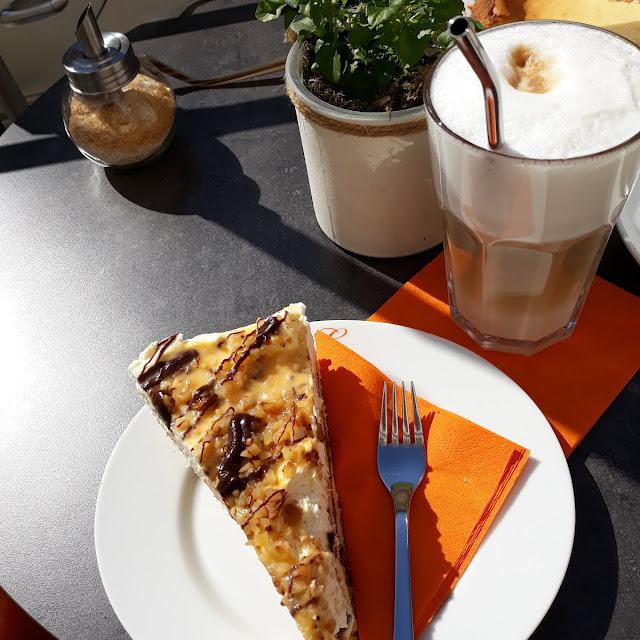 Bananensplittorte Mit Latte Macchiato