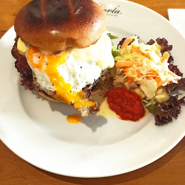 Burger Mit Bacon Käse Und Ei