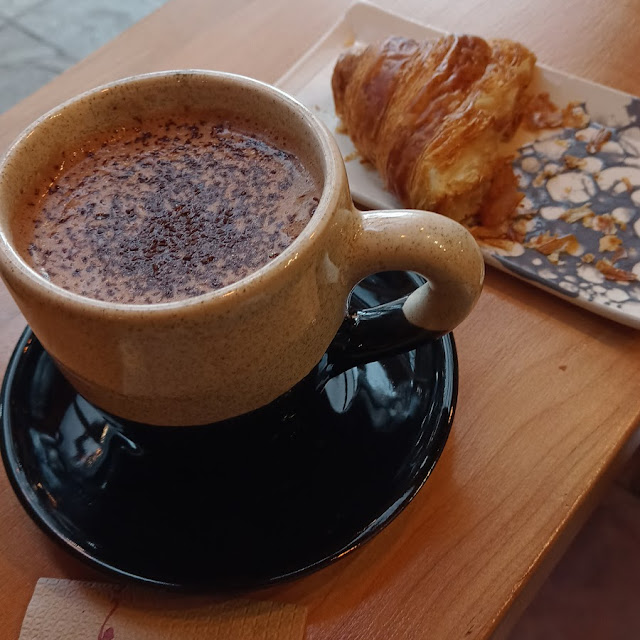 Chocolate Caliente Con Croissant
