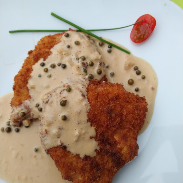 Schnitzel Leichtweiß Pommes Und Salat Auf Extra Teller