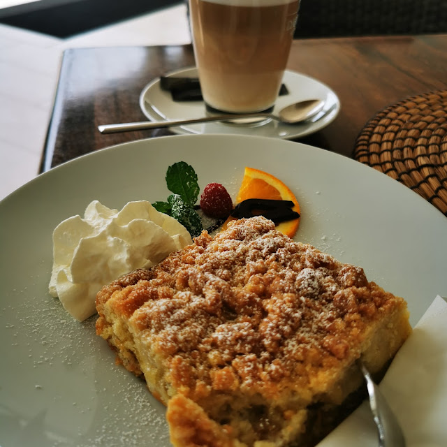 Stachelbeerkuchen Und Cappuccino