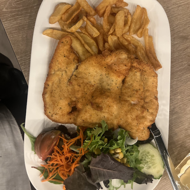 Escalope de Pollo Con Patatas Y Ensalada