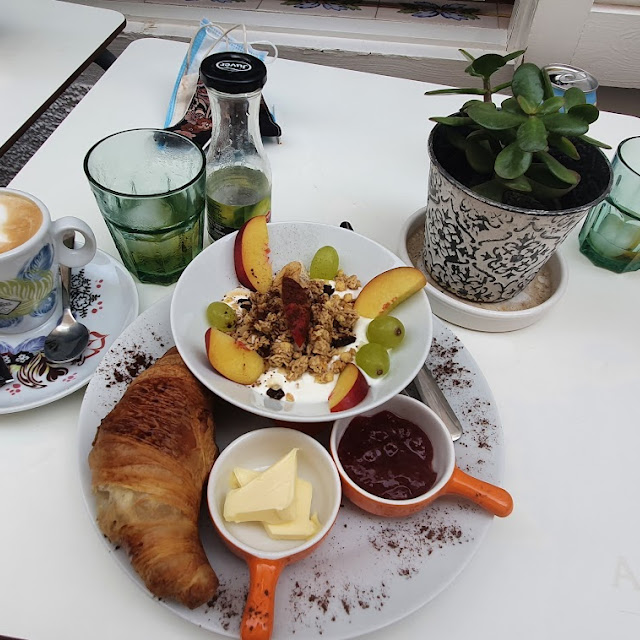 Yogurt Griego Con Frutas Y Cereales