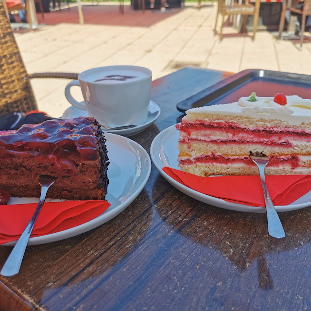 Sanddorn-sahne-torte Mit Café Crema