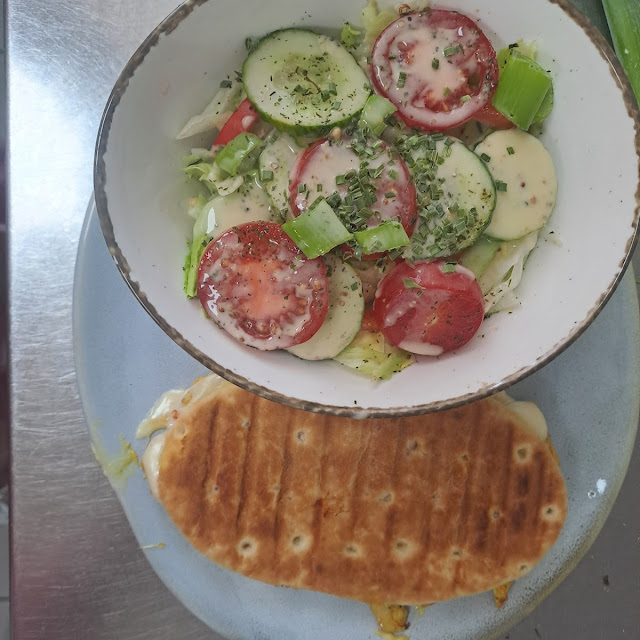 Lachssandwich Mit Frischem Salat