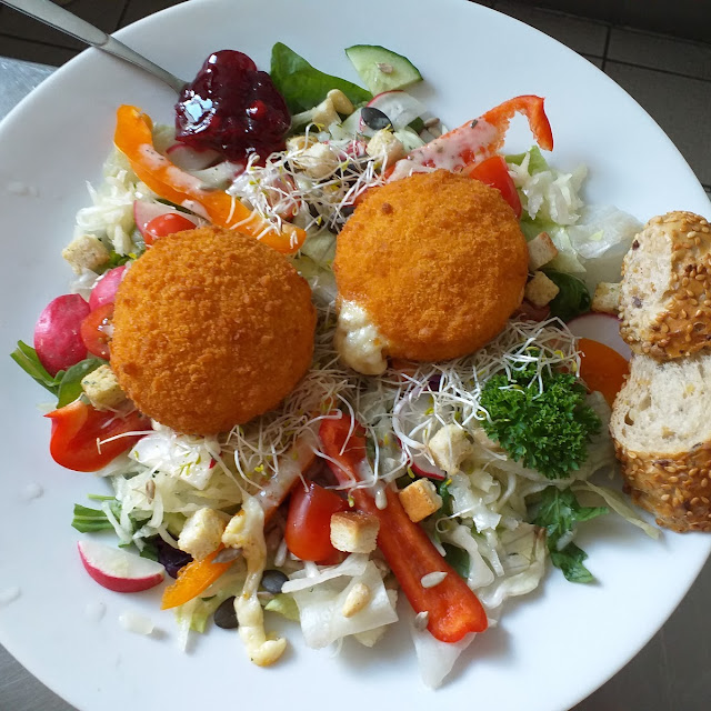 Salatteller Mit Camembert