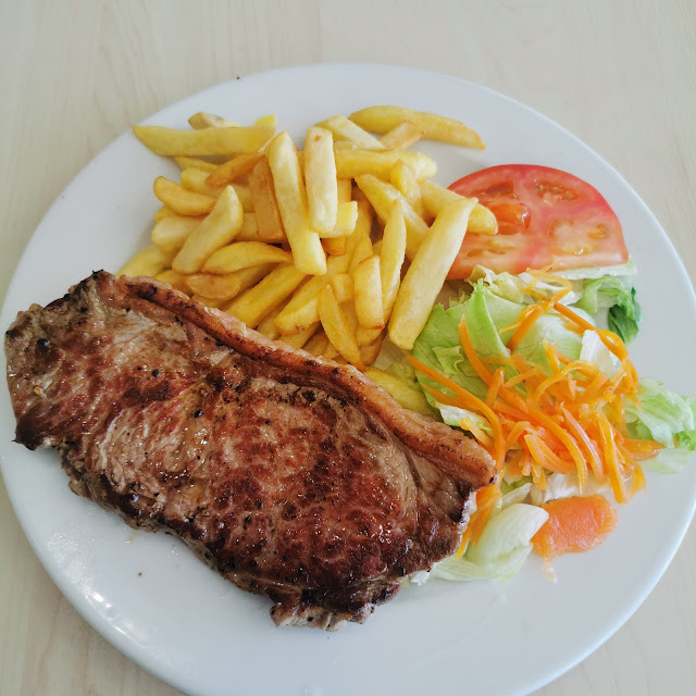 Entrecôte Patatas Y Ensalada