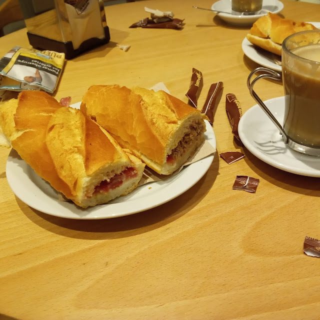 Café Con Leche de Avena Y Bocadillo Serrano