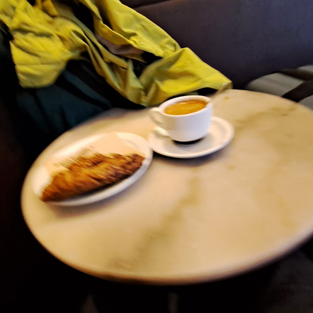 Croissant Complet Céréales Café Américain