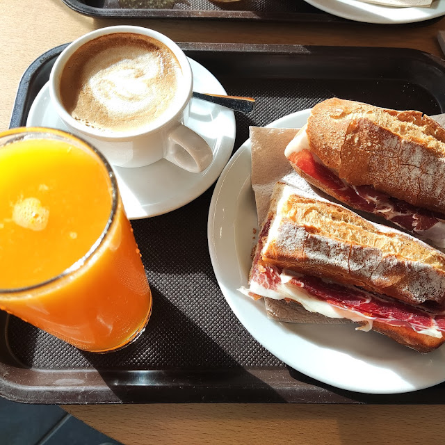 Bocadillo de Jamón Ibérico Café Con Leche Y Zumo de Naranja