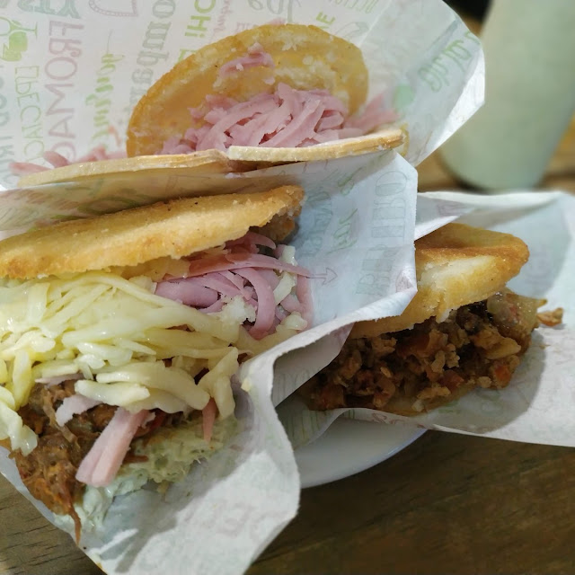 Arepa de Carne Mechada Y Arepa de Perico