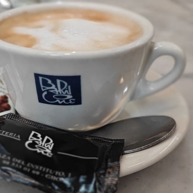 Cafés Con Leche Y Bizcocho