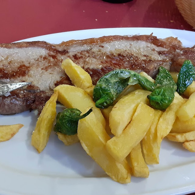 Entrecote Con Patatas Y Pimientos