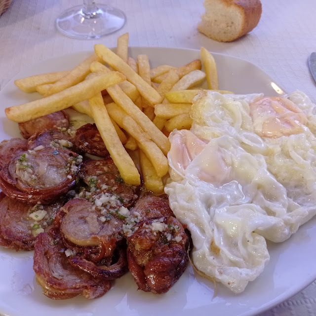 Huevos Fritos Con Madejas Y Patatas
