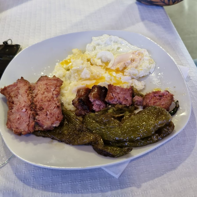 Huevos Fritos Con Longaniza Y Pimientos