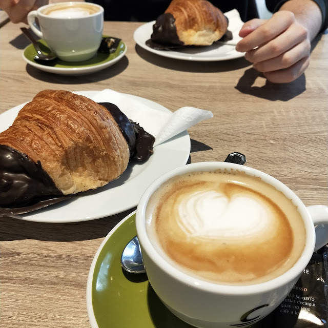 Croissant Relleno de Chocolate Y Café Con Leche