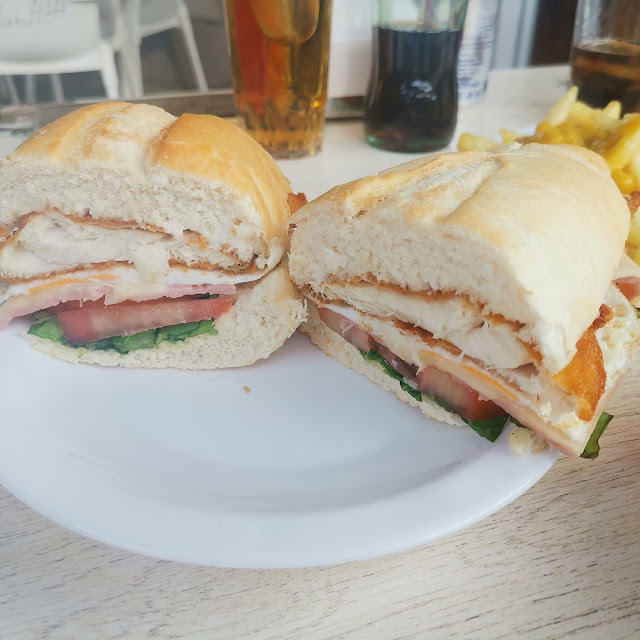 Bocadillo Pescado Empanado Con Alioli
