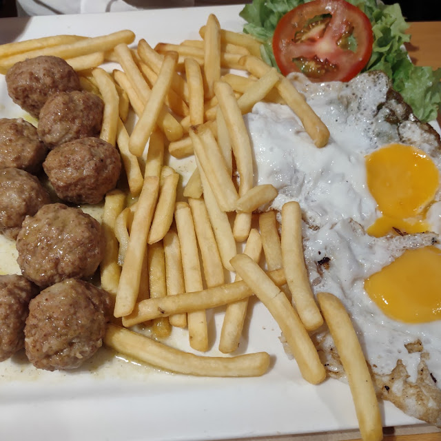 Plato Combinado Albóndigas Huevos Patatas Y Ensalada