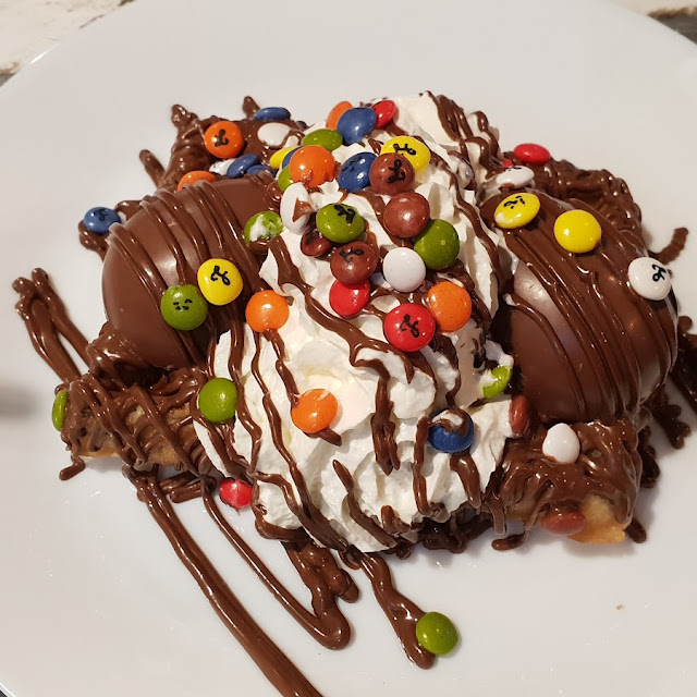 Gofre Con Chocolate Y Nata Acompañado de Huevo Kinder Y Lacasitos