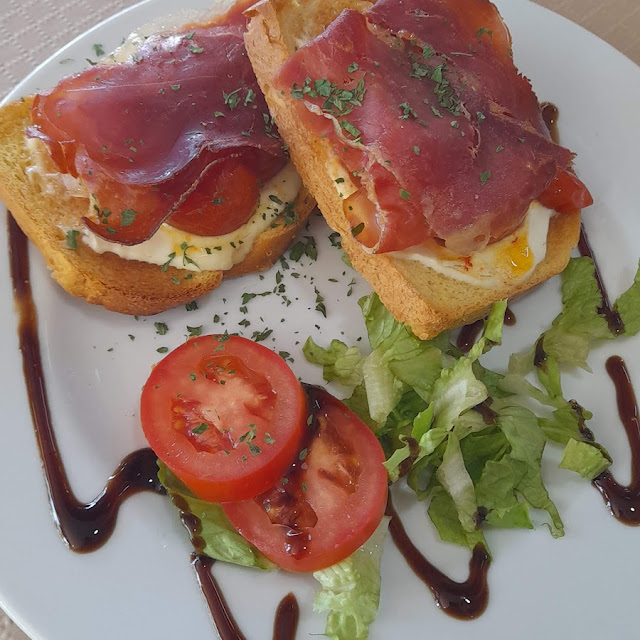 Tostás de Jamón Con Compota Y Queso Brie Con Tomates Cherru