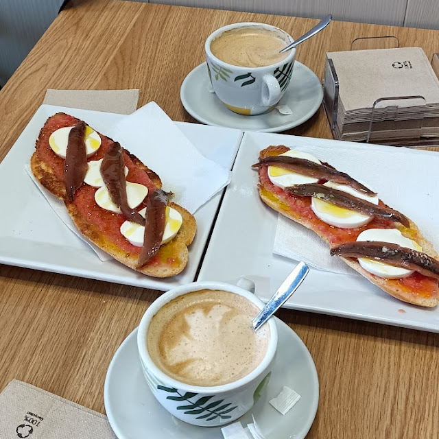 Tostadas Con Aceite Tomate Queso Fresco Y Anchoas