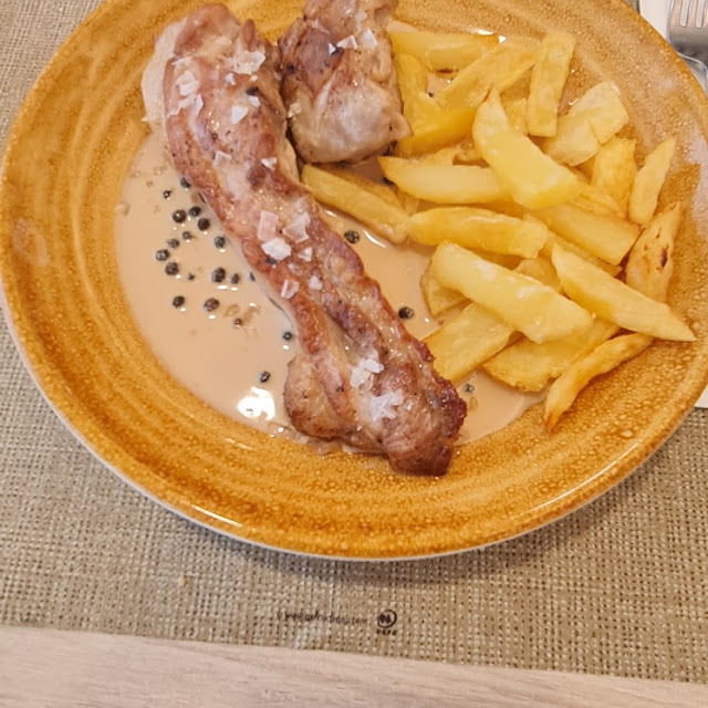 Lagarto Cerdo Salsa Pimienta Y Patatas Fritas