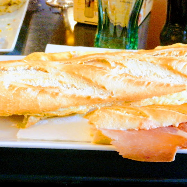 Bocadillo Tortilla Francesa Y Pulguita Jamón