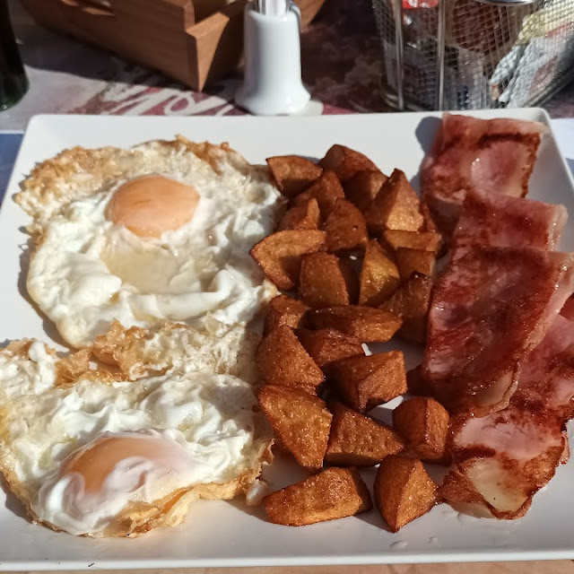 Almuerzo Huevos Con Bacon Con Bebida Y Cafe