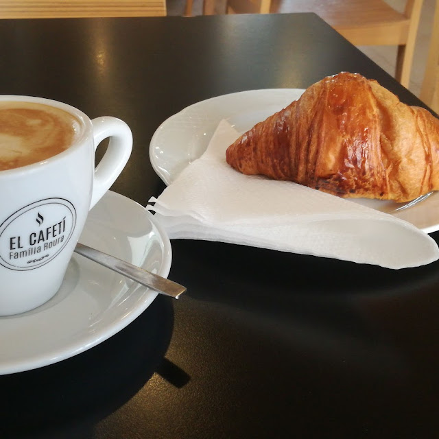 Cafe Amb Llet I Croissant