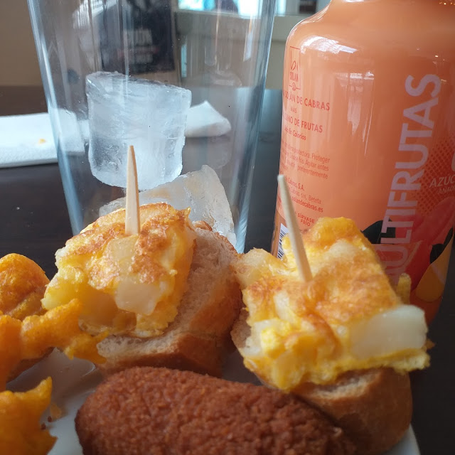 Pincho de Buñuelos Tortilla Y Croquetas