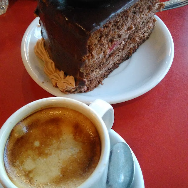 Café Con Doble Crema Y Torta Selva Negra